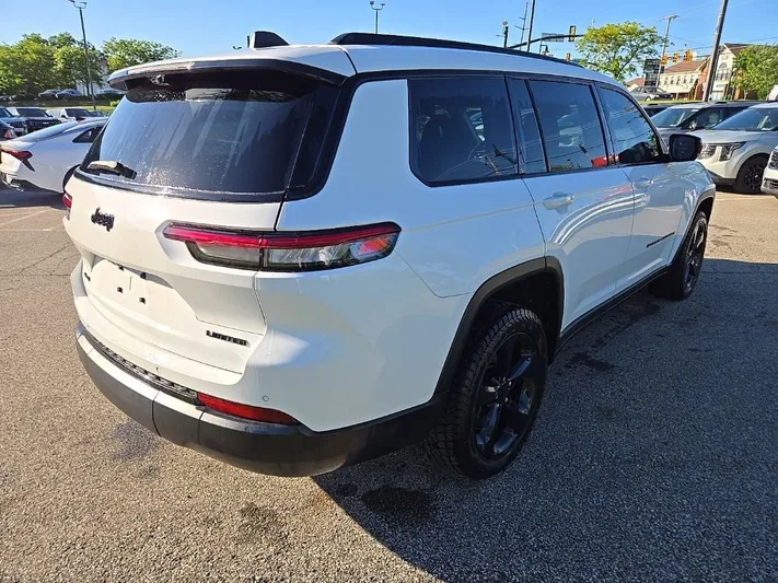 2023 Jeep Grand - view 3