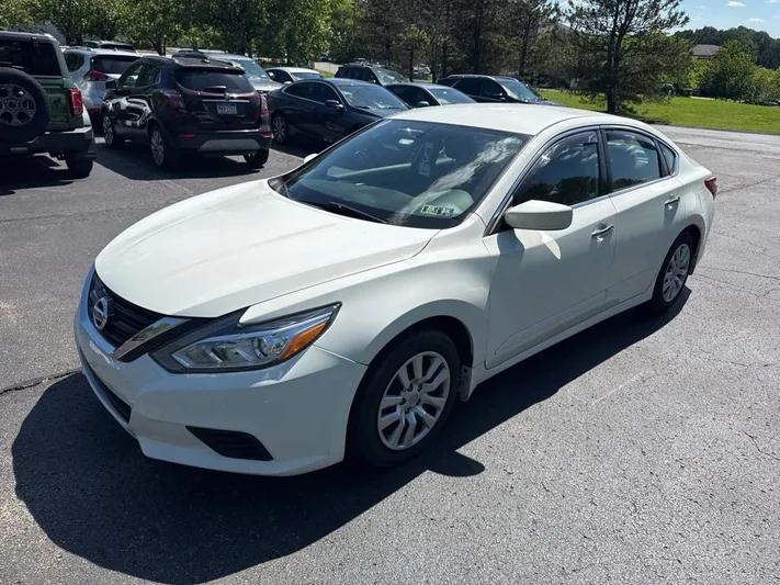 2018 Nissan Altima - view 3