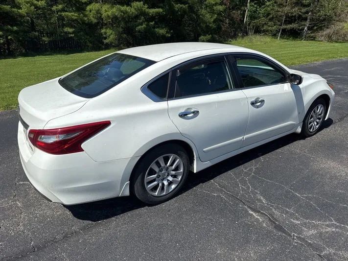 2018 Nissan Altima - view 4