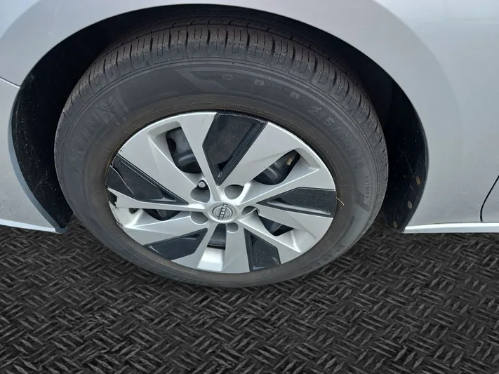 2023 Nissan Altima - view 11