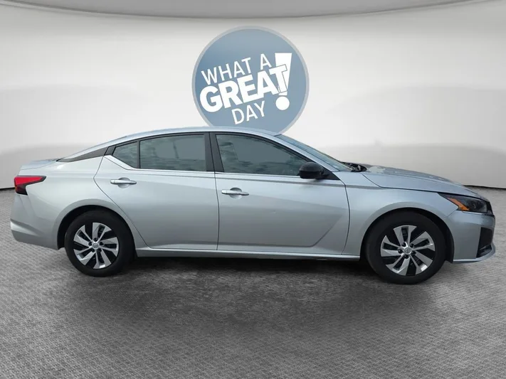 2023 Nissan Altima - view 2