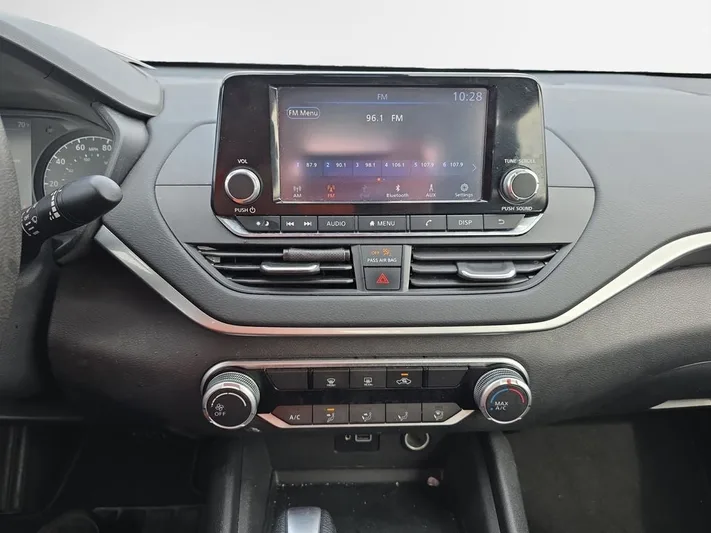 2023 Nissan Altima - view 21
