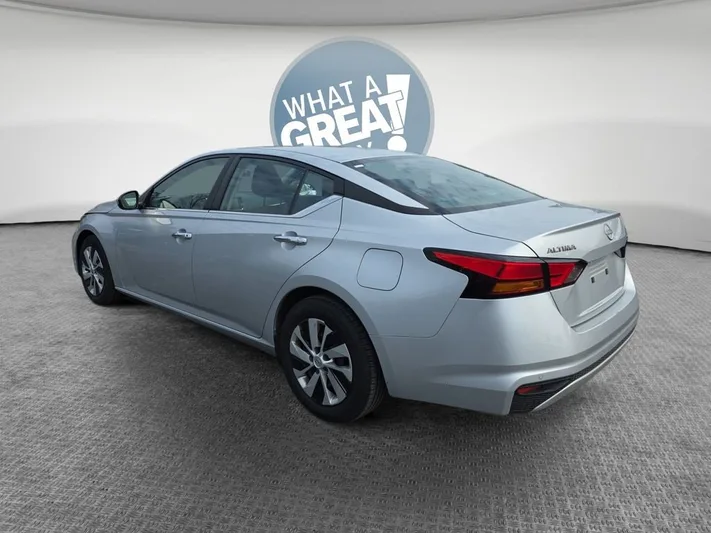 2023 Nissan Altima - view 6