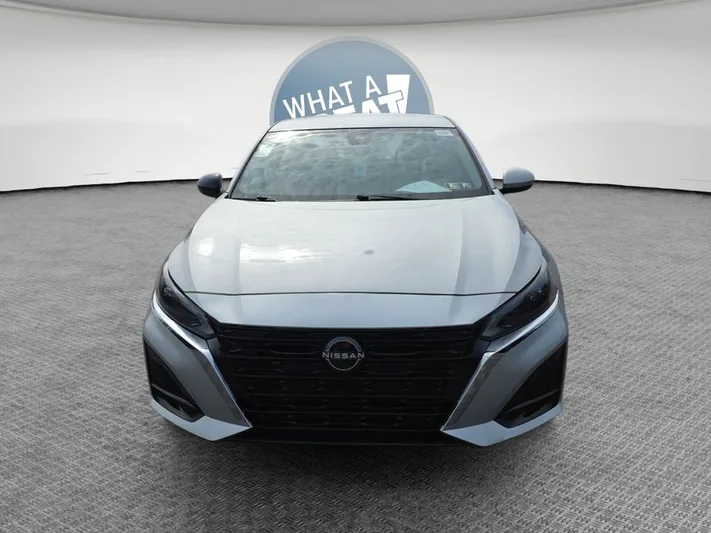 2023 Nissan Altima - view 9