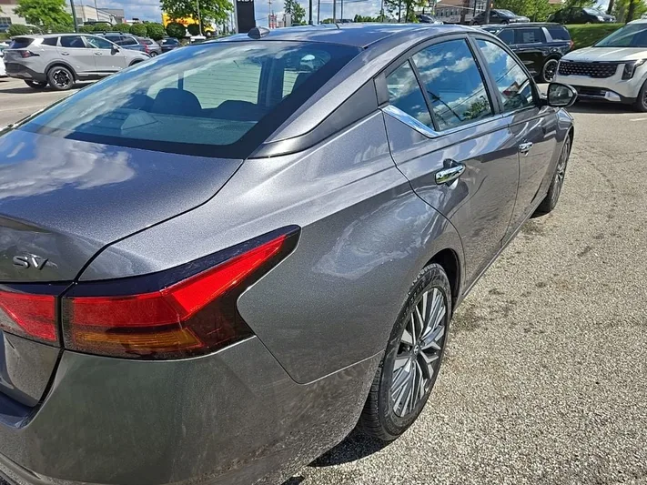 2024 Nissan Altima - view 3