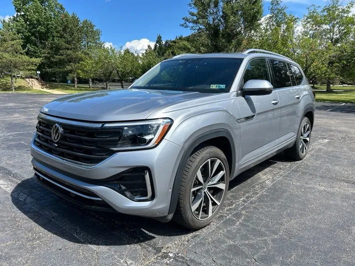 2024 Volkswagen Atlas - view 3