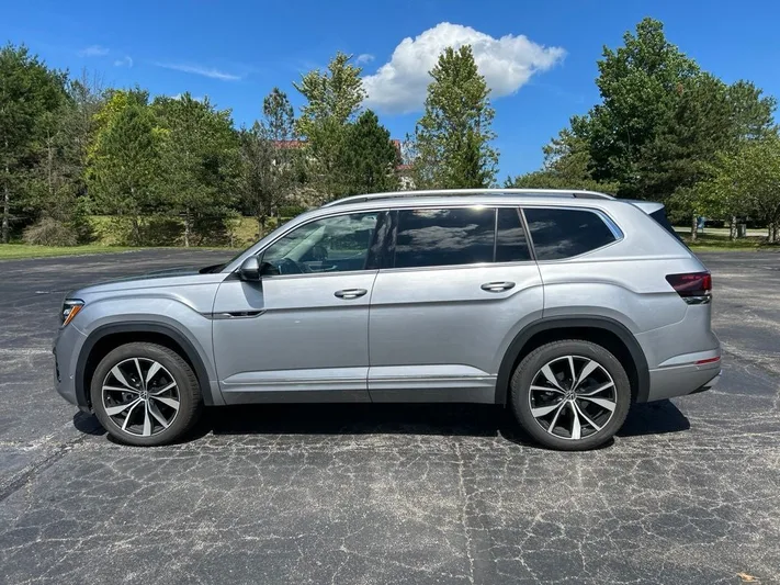 2024 Volkswagen Atlas - view 4
