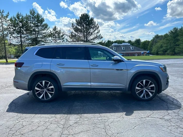 2024 Volkswagen Atlas - view 5