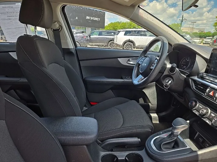 2023 Kia Forte - view 32