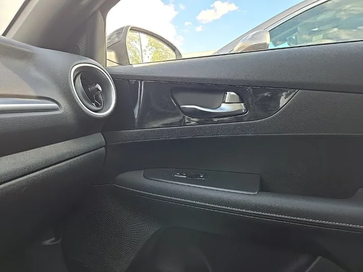 2024 Kia Forte - view 15