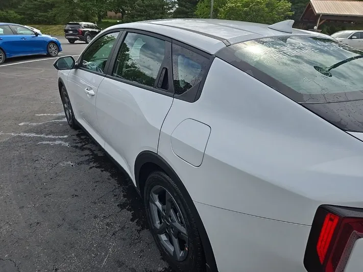 2025 Kia K4 - view 5