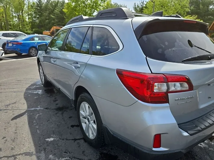 2017 Subaru Outback - view 6