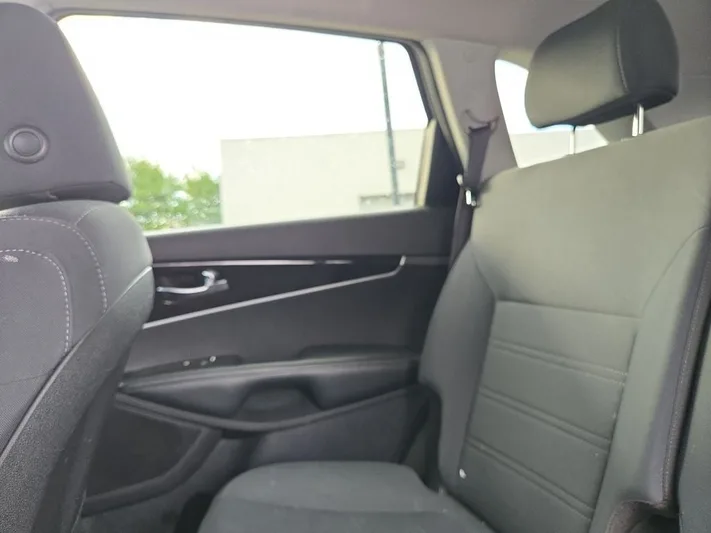 2019 Kia Sorento - view 16