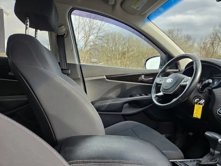 2019 Kia Sorento - view 17