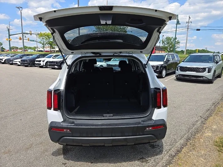 2023 Kia Sorento - view 7