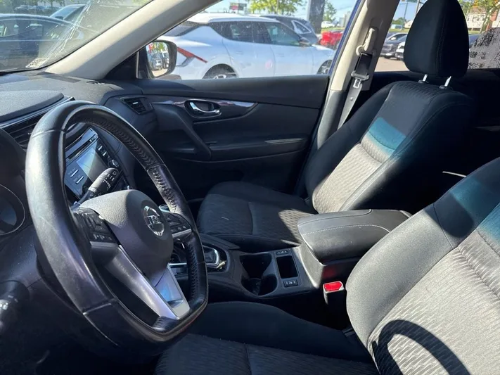 2017 Nissan Rogue - view 7