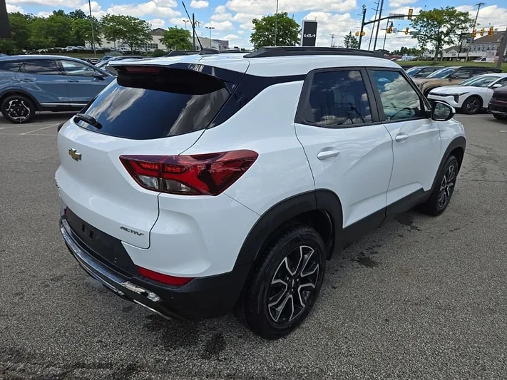 2023 Chevrolet TrailBlazer - view 3