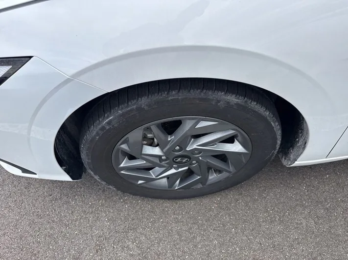 2024 Hyundai Elantra - view 11