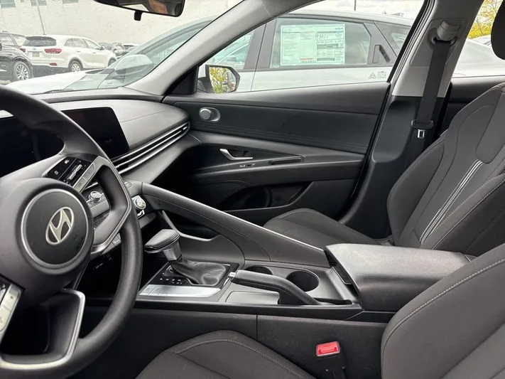 2024 Hyundai Elantra - view 14