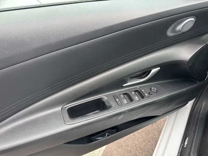 2024 Hyundai Elantra - view 15