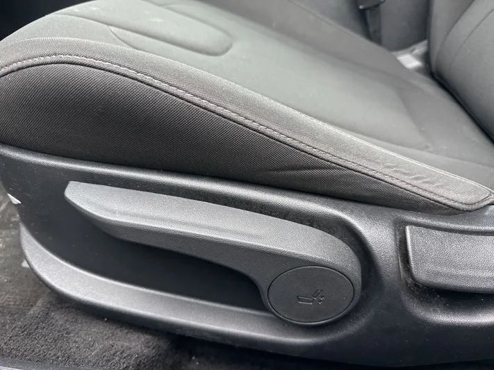 2024 Hyundai Elantra - view 17