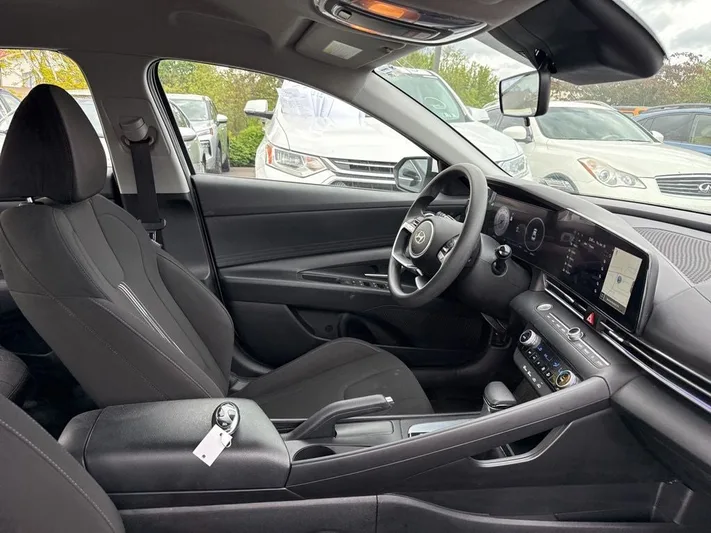 2024 Hyundai Elantra - view 32
