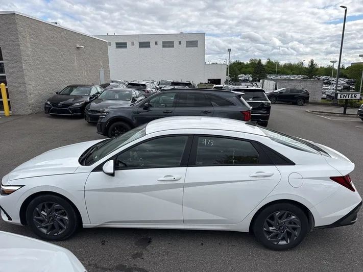 2024 Hyundai Elantra - view 4