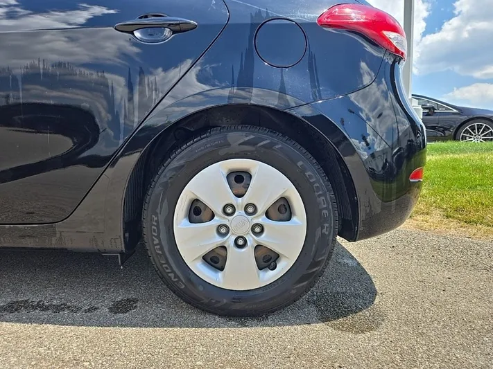 2017 Kia Forte5 - view 11