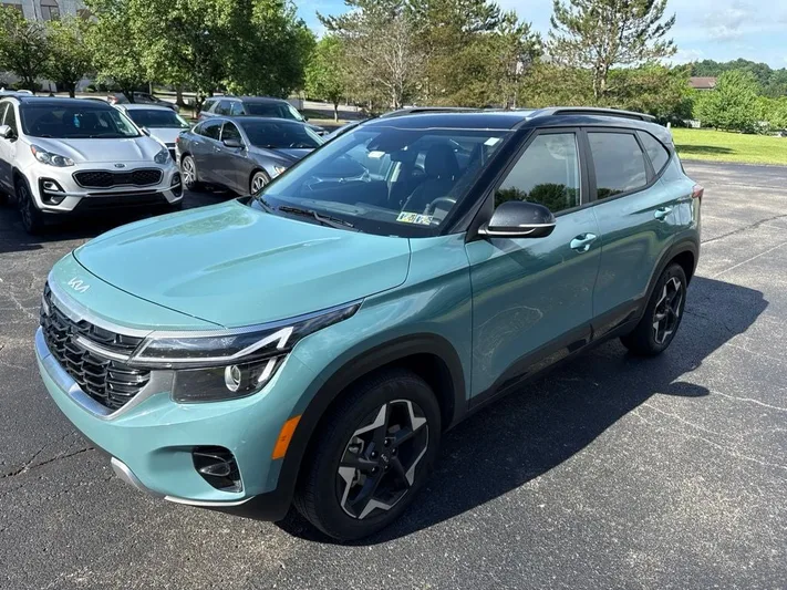 2025 Kia Seltos - view 3