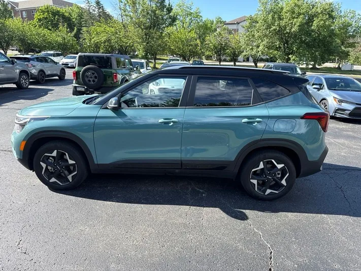 2025 Kia Seltos - view 4