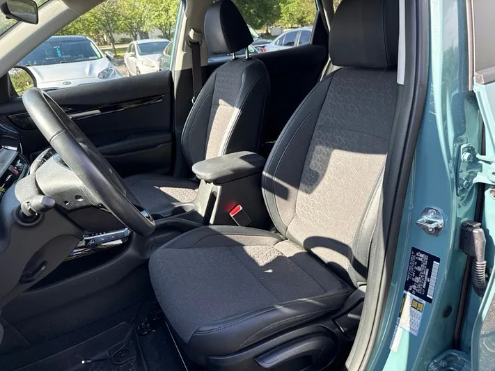 2025 Kia Seltos - view 9