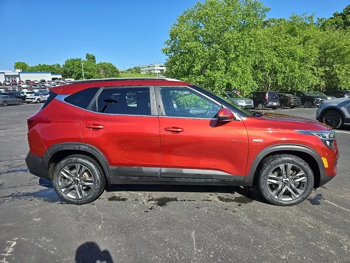 2023 Kia Seltos - view 2