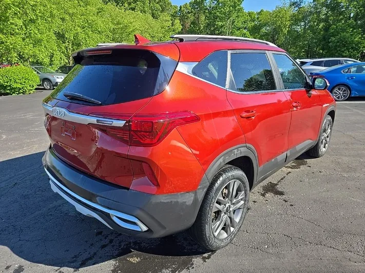 2023 Kia Seltos - view 3