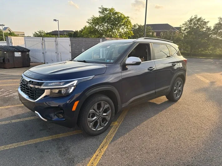 2024 Kia Seltos - view 3