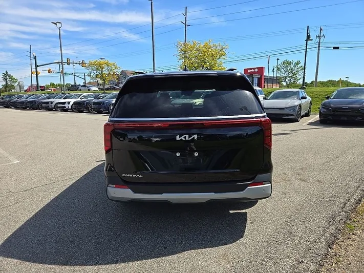 2025 Kia Carnival - view 4