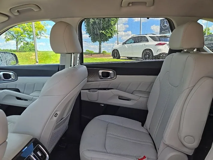 2023 Kia Sorento - view 32