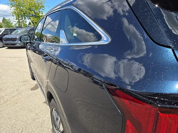 2023 Kia Sorento - view 7