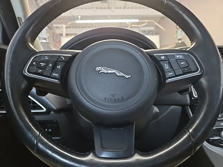 2019 Jaguar XE - view 12