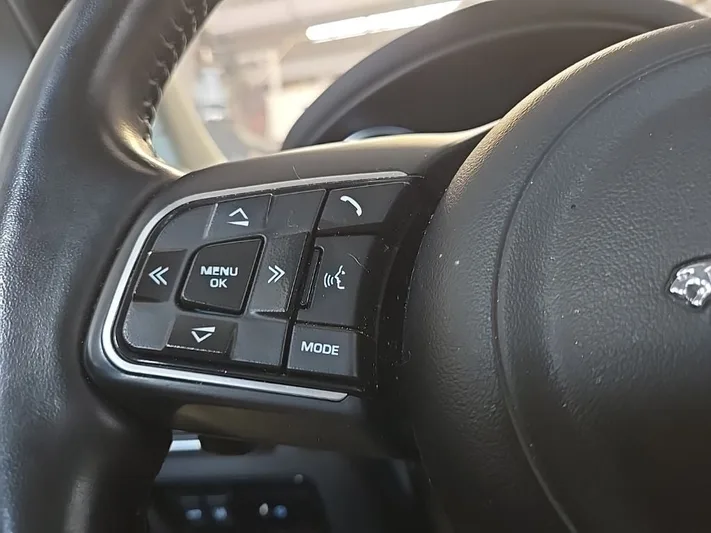 2019 Jaguar XE - view 13