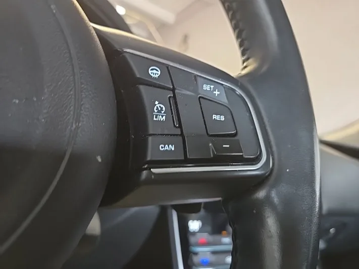 2019 Jaguar XE - view 14