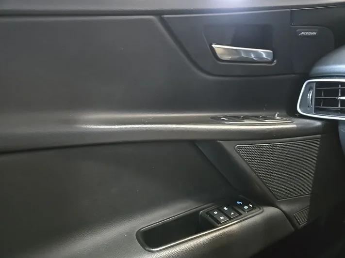 2019 Jaguar XE - view 17