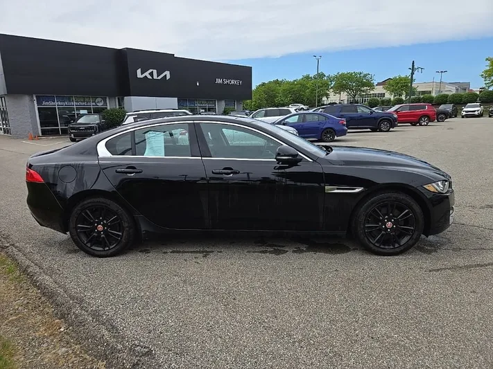 2019 Jaguar XE - view 2