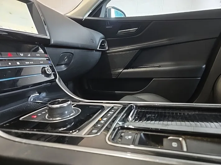 2019 Jaguar XE - view 23