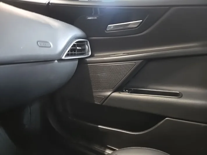 2019 Jaguar XE - view 24