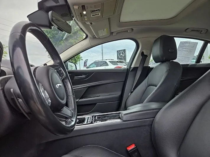 2019 Jaguar XE - view 29
