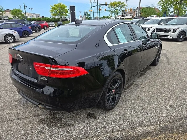 2019 Jaguar XE - view 3