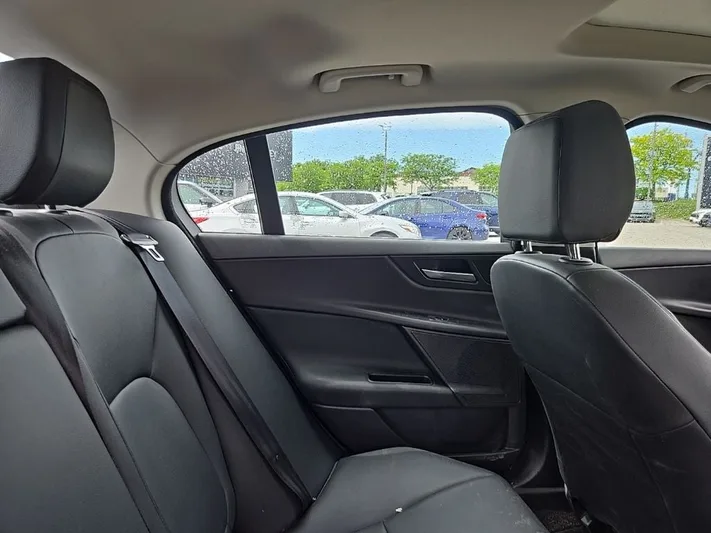 2019 Jaguar XE - view 31
