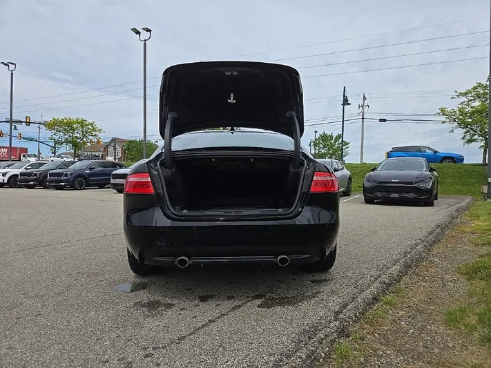 2019 Jaguar XE - view 4