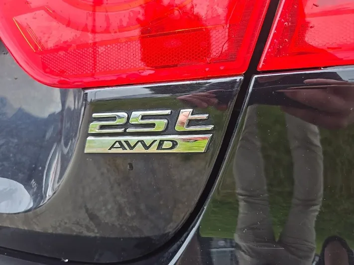 2019 Jaguar XE - view 5