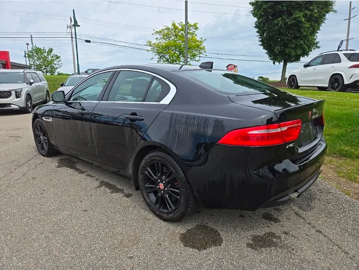 2019 Jaguar XE - view 6